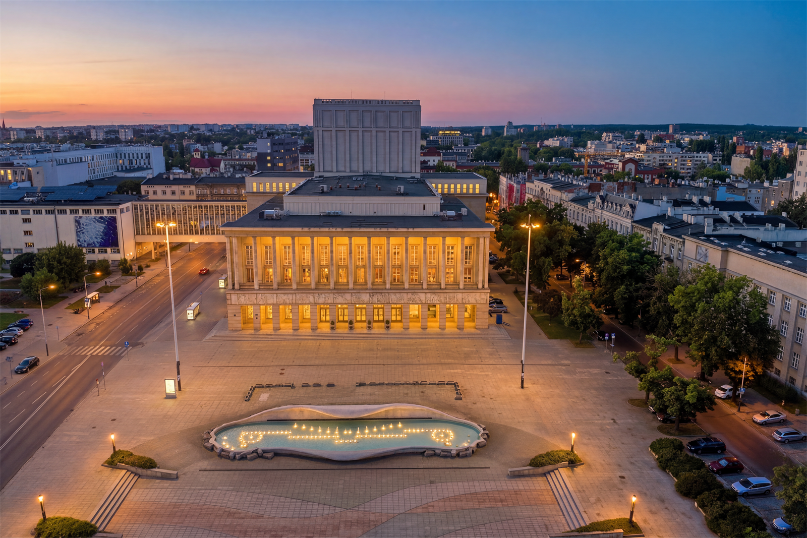 Dworzec Łódź Fabryczna i centrum Łodzi nocą